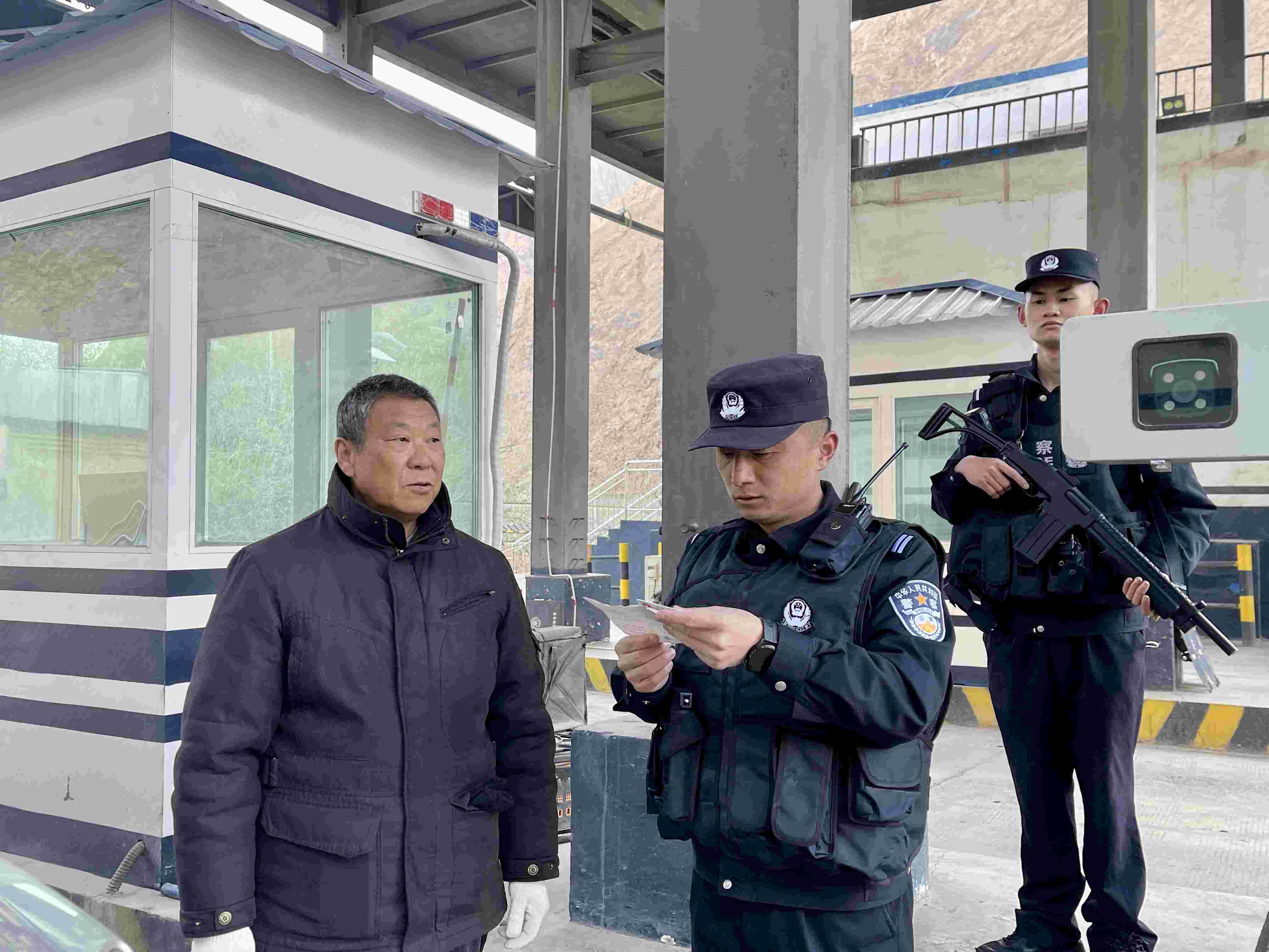 在庫地邊境檢查站，陳暢核對進出邊境管理區(qū)人員信息。人民網(wǎng) 周靜圓攝