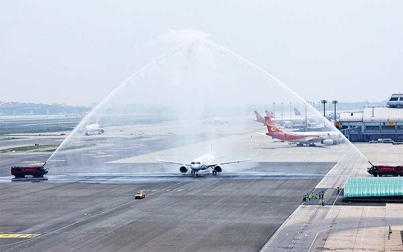 2023年5月28日，國產(chǎn)大型客機(jī)C919圓滿完成首次商業(yè)飛行，開啟市場化運(yùn)營、產(chǎn)業(yè)化發(fā)展新征程。圖為北京首都國際機(jī)場以水門禮迎接C919首個(gè)商業(yè)航班東航MU9191。 新華社發(fā) 魏萌/攝