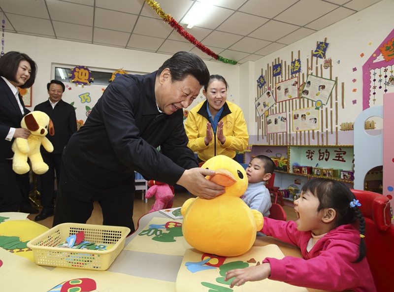 2014年1月28日，習(xí)近平總書記來到內(nèi)蒙古自治區(qū)呼和浩特市兒童福利院看望孩子們并贈(zèng)送新春禮物。