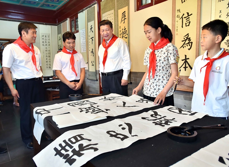 2014年5月30日，習(xí)近平總書記來到北京市海淀區(qū)民族小學(xué)，參加慶?！傲弧眹H兒童節(jié)活動(dòng)。
