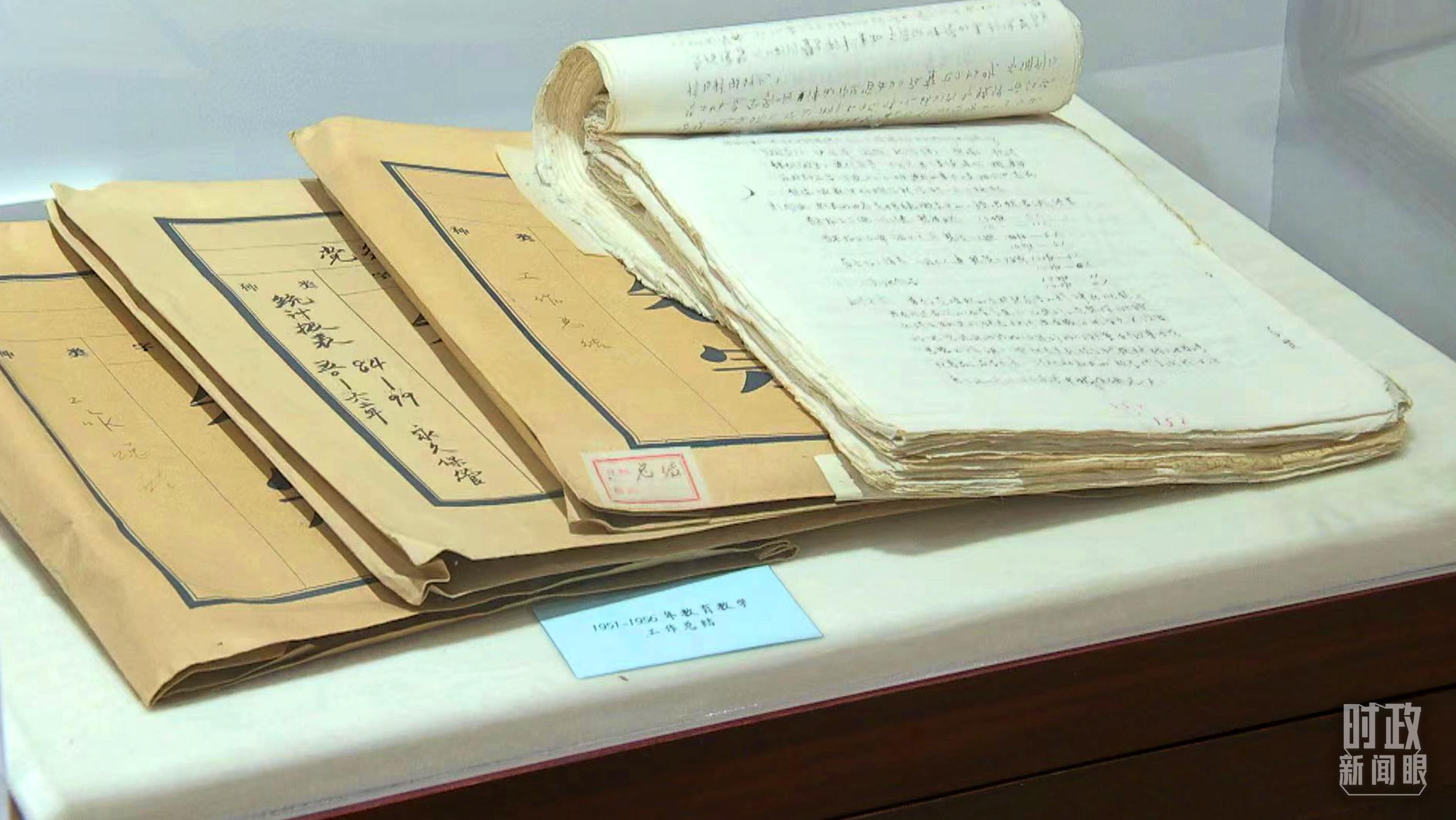 △校史館內(nèi)的教育教學工作總結展陳。（總臺央視記者金雨秋拍攝）