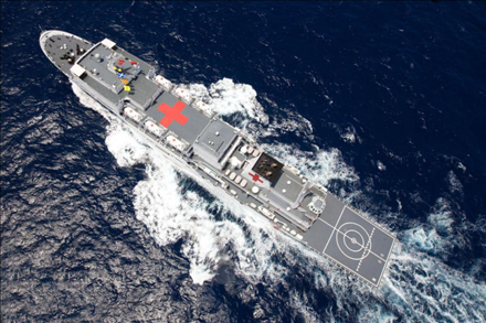 航行在大洋上的中國海軍“和平方舟”號醫(yī)院船。新華社記者 琚振華 攝