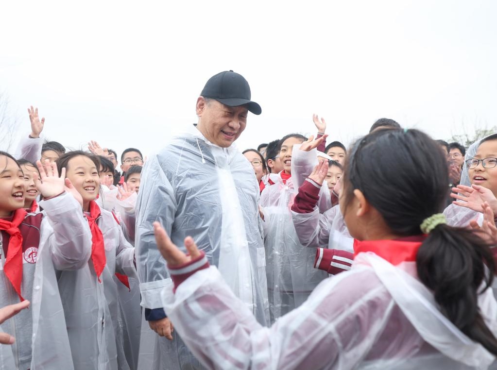 2023年4月4日，黨和國家領(lǐng)導人參加首都義務植樹活動。這是植樹后，習近平總書記同在場的中小學生親切交談。新華社記者 鞠鵬 攝