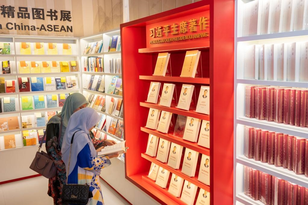 5月30日，兩名讀者在馬來(lái)西亞吉隆坡國(guó)際書(shū)展中國(guó)主賓國(guó)活動(dòng)現(xiàn)場(chǎng)閱讀習(xí)近平主席著作。新華社記者朱煒攝