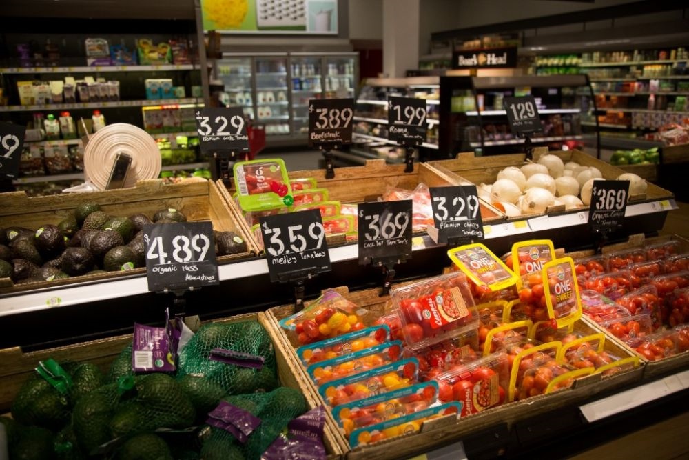 這是2月14日在美國紐約市布魯克林一家食品雜貨店拍攝的商品價(jià)簽。新華社發(fā)（郭克攝）