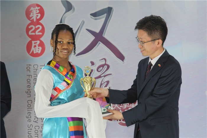 黃瑞參贊為獲獎(jiǎng)選手頒發(fā)二等獎(jiǎng)。圭亞那大學(xué)孔子學(xué)院供圖