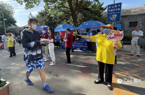 6月7日早8點，北京市第五中學(xué)門口考生正在按規(guī)定進(jìn)入考場。人民網(wǎng)記者 池夢蕊攝