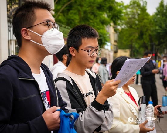 6月7日，在昆明市第五中學(xué)考場外，考生正利用最后時間復(fù)習(xí)備考。人民網(wǎng) 曾智慧攝