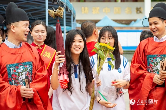 6月7日上午，在南寧市天桃實驗學(xué)校翠竹校區(qū)，老師們在為考生們加油鼓勁！人民網(wǎng)記者 嚴(yán)立政攝