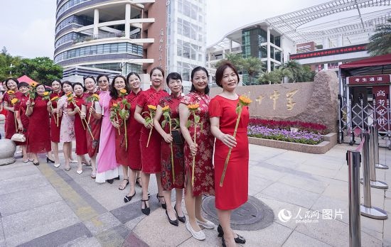 6月7日一早，廈門雙十中學(xué)考生家長們身穿旗袍，手拿向日葵在考場外為孩子加油打氣，寓意“旗開得勝，一舉奪魁”。人民網(wǎng)記者 陳博攝