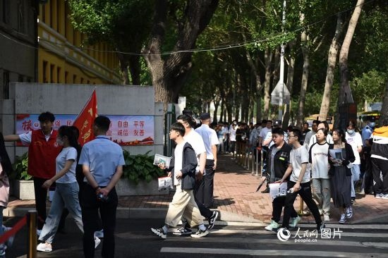 6月7日，在黑龍江省哈爾濱市第三中學(xué)高考考點，考生們有序進(jìn)入考場。人民網(wǎng)記者 蘇靖剛攝