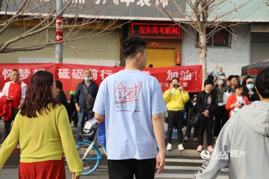 6月7日早8點，甘肅省蘭州市外國語高級中學(xué)考點，考生按規(guī)定進(jìn)入考場。人民網(wǎng)記者 黃帆攝