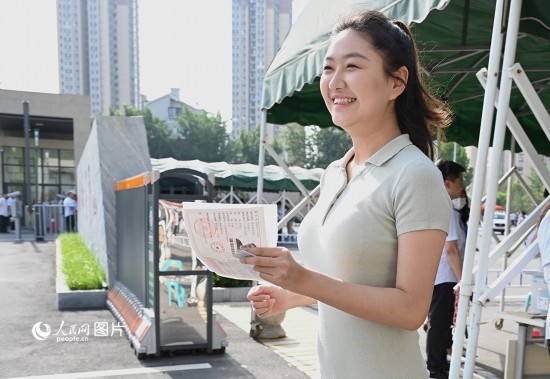 6月7日高考第一天，早上8點，一名考生充滿自信地步入鄭州市十一中考點。人民網(wǎng)記者 王玉興攝