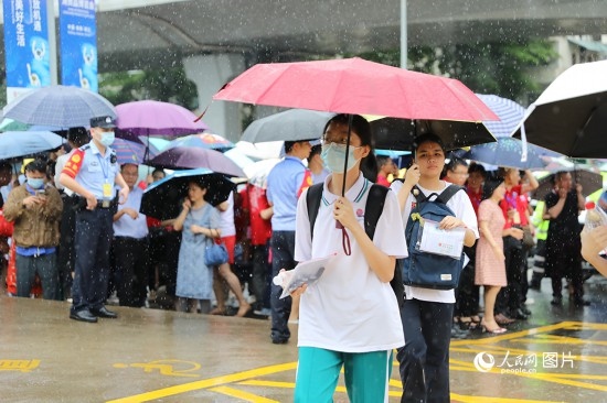 6月7日，海南華僑中學(xué)（高中部）考點，學(xué)子冒雨奔赴考場。人民網(wǎng)記者 孟凡盛攝