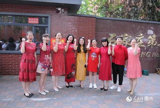 6月7日，在石家莊第二十七中學(xué)考點，家長身著旗袍，為高考的孩子們加油助威！紅紅火火、旗開得勝！人民網(wǎng)記者 周博攝