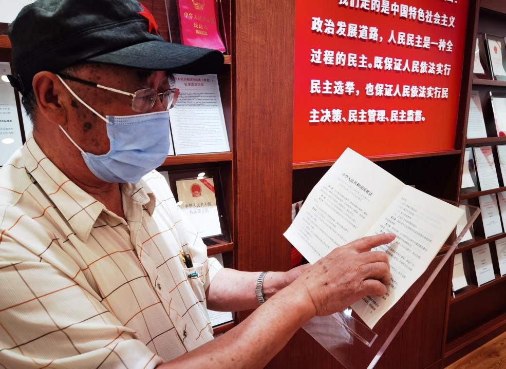 夏云龍給記者展示國(guó)歌法修改的內(nèi)容。人民網(wǎng)記者 唐小麗攝