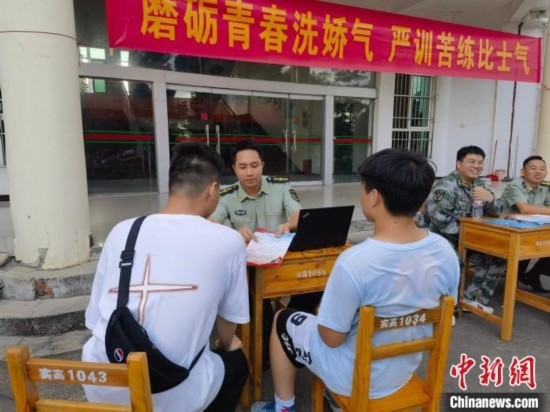 專武干部在講解相關(guān)政策。韋碩 攝