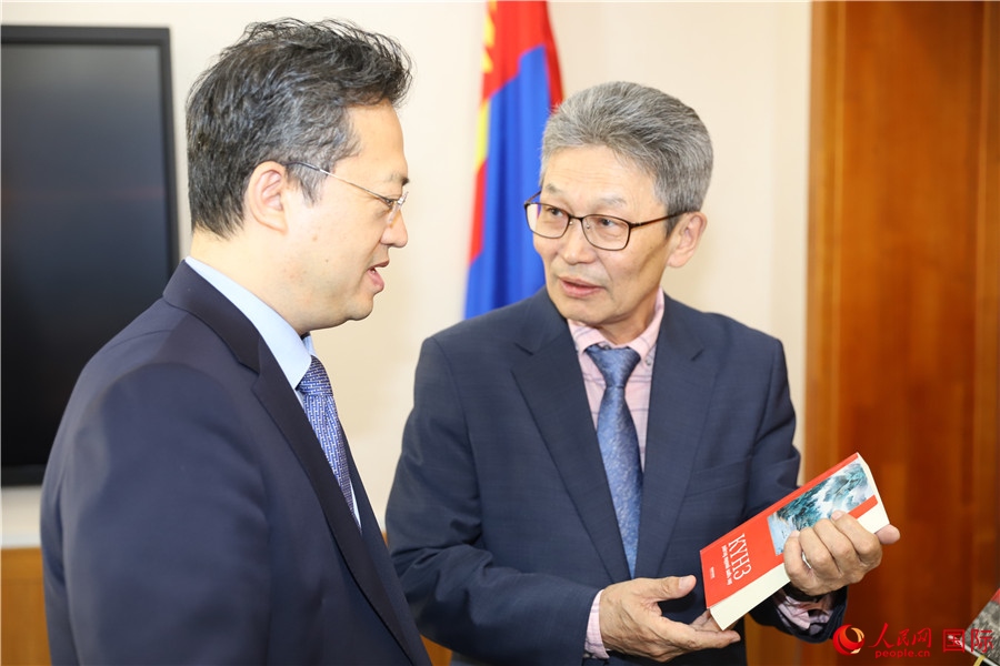 其米德策耶（右一）向李峙介紹翻譯成果。人民網(wǎng)記者 霍文攝