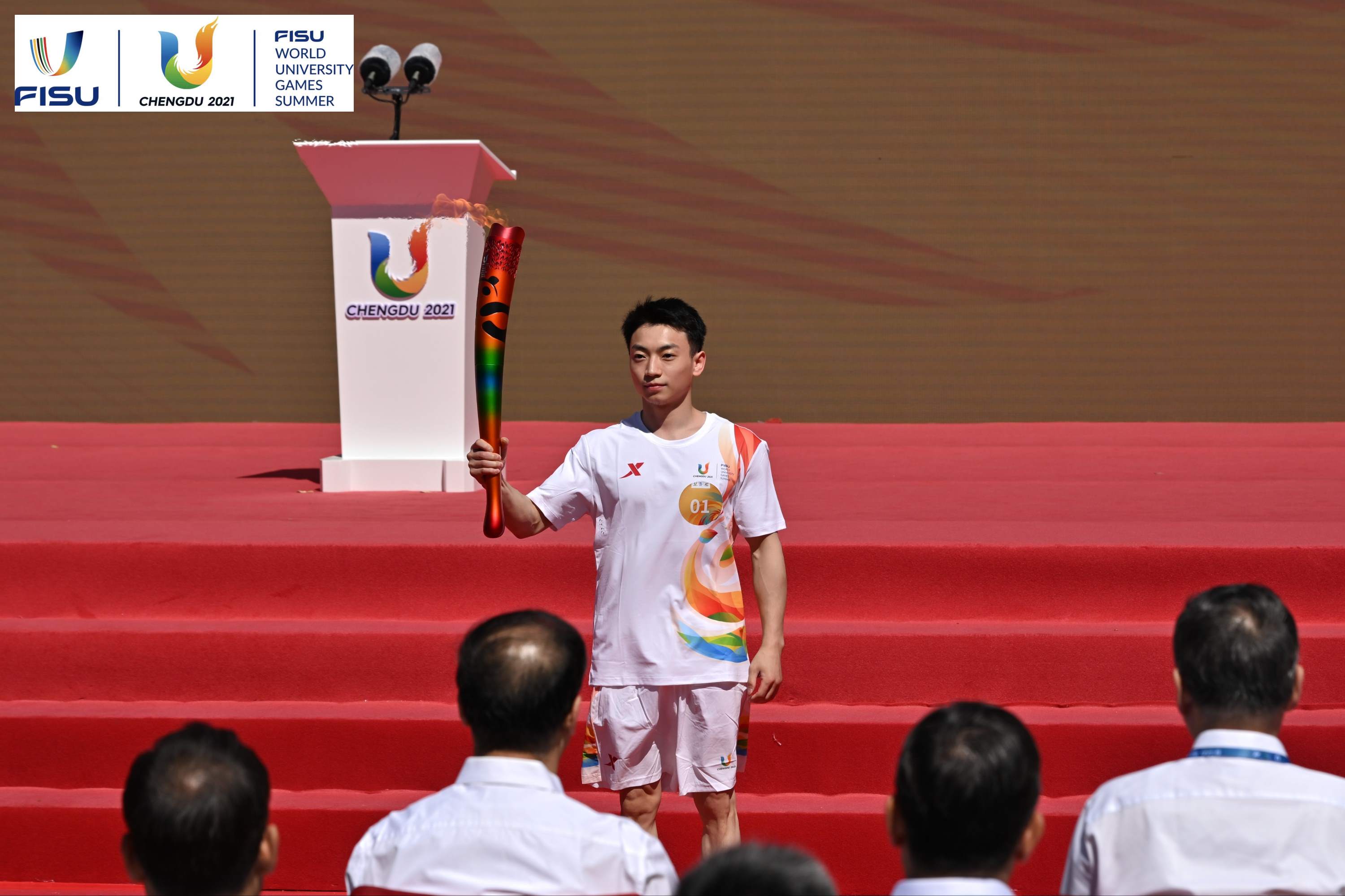 成都大運(yùn)會(huì)火炬手、奧運(yùn)冠軍鄒敬園高舉火炬。 圖片來(lái)源：成都大運(yùn)會(huì)執(zhí)委會(huì)供圖