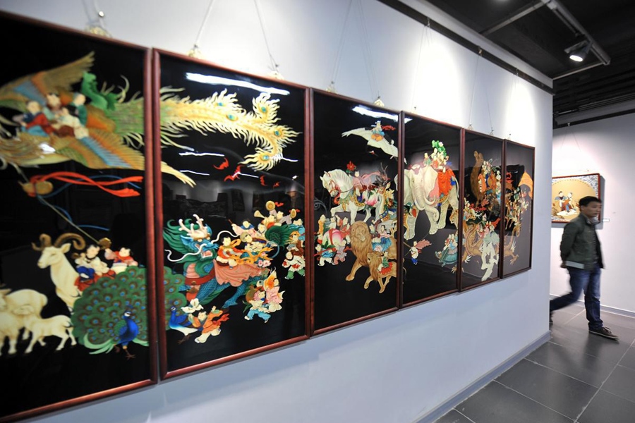 參觀者在唐都漆藝博物館參觀展出的漆器。新華社記者 詹彥 攝