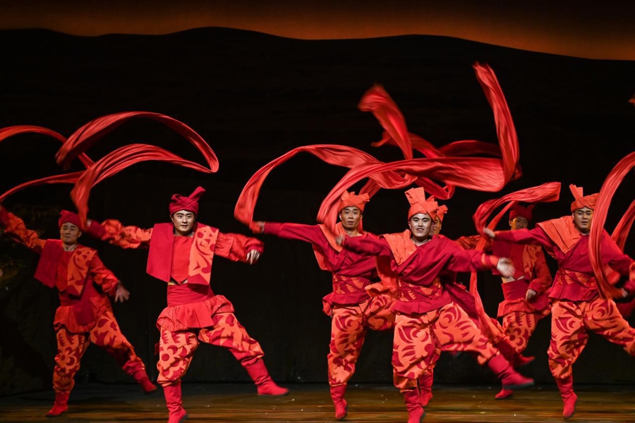 在首屆中國非物質(zhì)文化遺產(chǎn)保護(hù)年會(huì)展演活動(dòng)上拍攝的陜北秧歌劇《米脂婆姨綏德漢》演出現(xiàn)場。新華社記者 鄒競一 攝