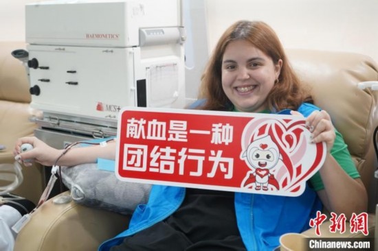 6月13日，在第20個世界獻血者日前夕，20名在贛留學生組團前往血站獻血。吳迪 攝