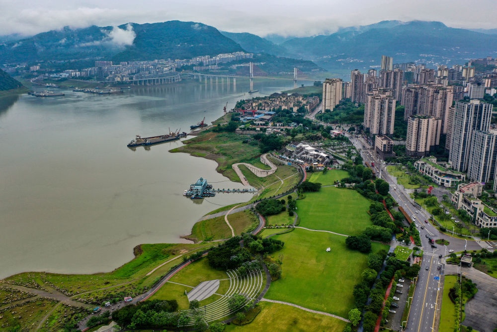 這是2023年6月7日拍攝的位于重慶市云陽縣的云陽城區(qū)環(huán)湖綠道（無人機照片）。當地將生態(tài)治理與生態(tài)修復結合起來，兼顧城市旅游和運動休閑等功能需要，打造環(huán)縣城兩江四岸33公里綠道。新華社記者 唐奕 攝