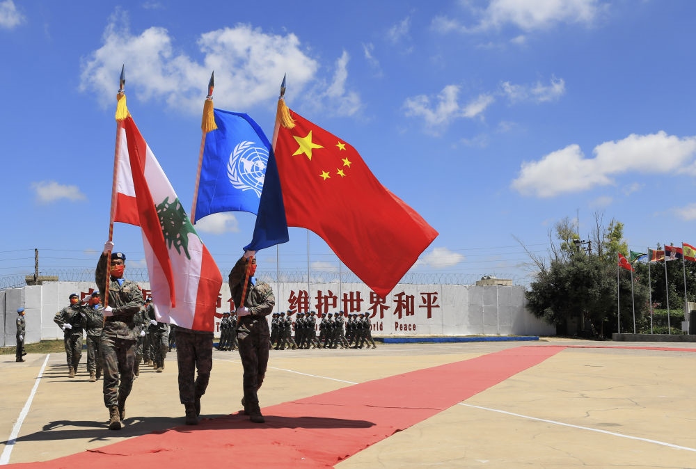 在黎巴嫩南部辛尼亞村的中國維和部隊營區(qū)，中國維和部隊官兵在受勛后通過觀禮臺（2022年7月1日攝）。聯(lián)合國駐黎巴嫩臨時部隊（聯(lián)黎部隊）當日授予中國第20批赴黎巴嫩維和部隊全體410名官兵聯(lián)合國“和平勛章”，以表彰他們?yōu)槔璋湍勰喜康貐^(qū)和平穩(wěn)定作出的突出貢獻。新華社記者 劉宗亞 攝