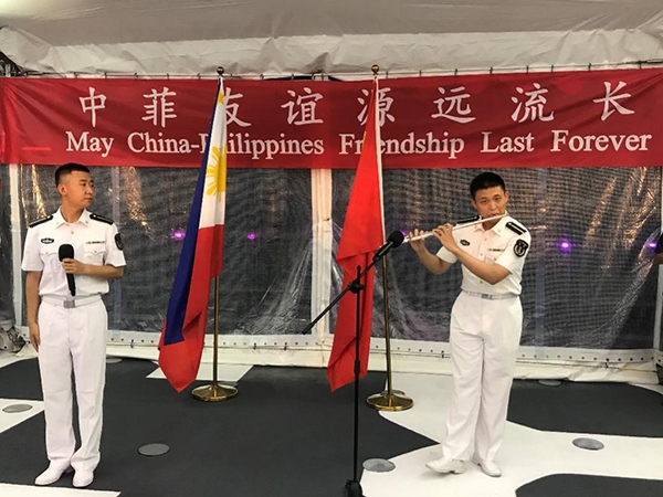 艦上官兵表演歌舞、民樂(lè)、武術(shù)等節(jié)目。中國(guó)駐菲律賓大使館供圖