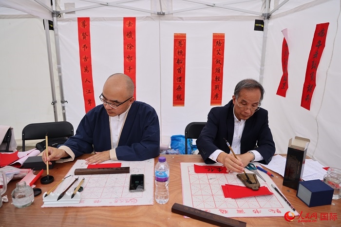 活動現(xiàn)場的中國書法展示。人民網(wǎng)記者 邢雪攝