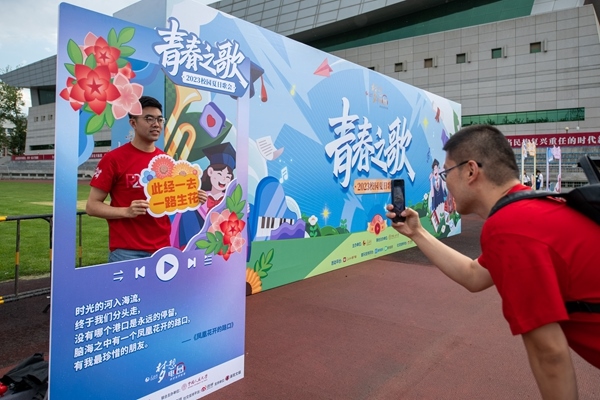 學(xué)生在市集打卡拍照。人民網(wǎng)記者 翁奇羽攝