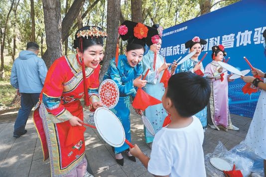昨天上午，“奮進(jìn)新征程 建功新時代”2023年懷柔區(qū)第十八屆京韻滿鄉(xiāng)文化旅游節(jié)正式開幕，豐富多彩的文化演出吸引大批游客來此體驗別具特色的滿族文化。本報記者 甘南攝