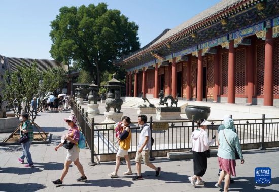 6月22日，游人在北京頤和園參觀游覽。新華社記者 任超 攝