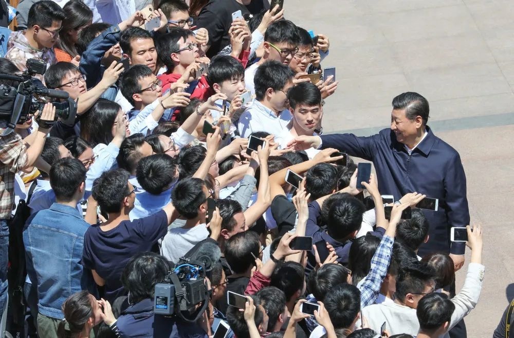 2018年5月2日，習(xí)近平來到北京大學(xué)考察。圖為習(xí)近平離開學(xué)校時(shí)同道路兩旁師生親切握手。 新華社記者 王曄 攝