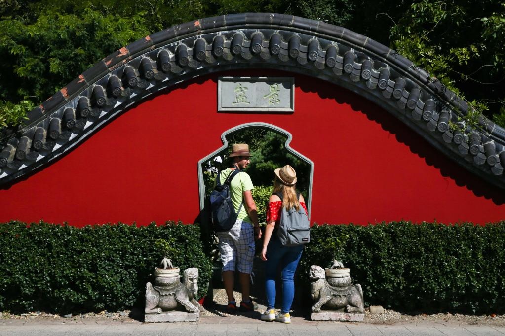 在比利時布呂熱萊特市，游客參觀天堂動物園的中國園。