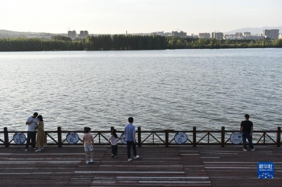 6月23日，游人在三門(mén)峽市黃河公園內(nèi)休閑。