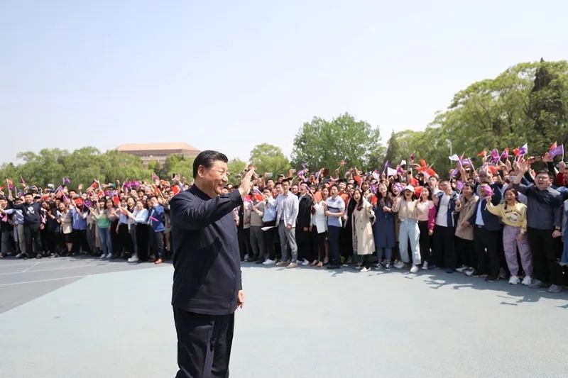 2021年4月19日，在清華大學(xué)建校110周年校慶日即將來臨之際，習(xí)近平來到清華大學(xué)考察。圖為習(xí)近平離開學(xué)校時(shí)，同師生們揮手致意。新華社記者 鞠鵬 攝