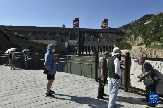 6月23日，游人在黃河三門(mén)峽大壩風(fēng)景區(qū)內(nèi)游覽。