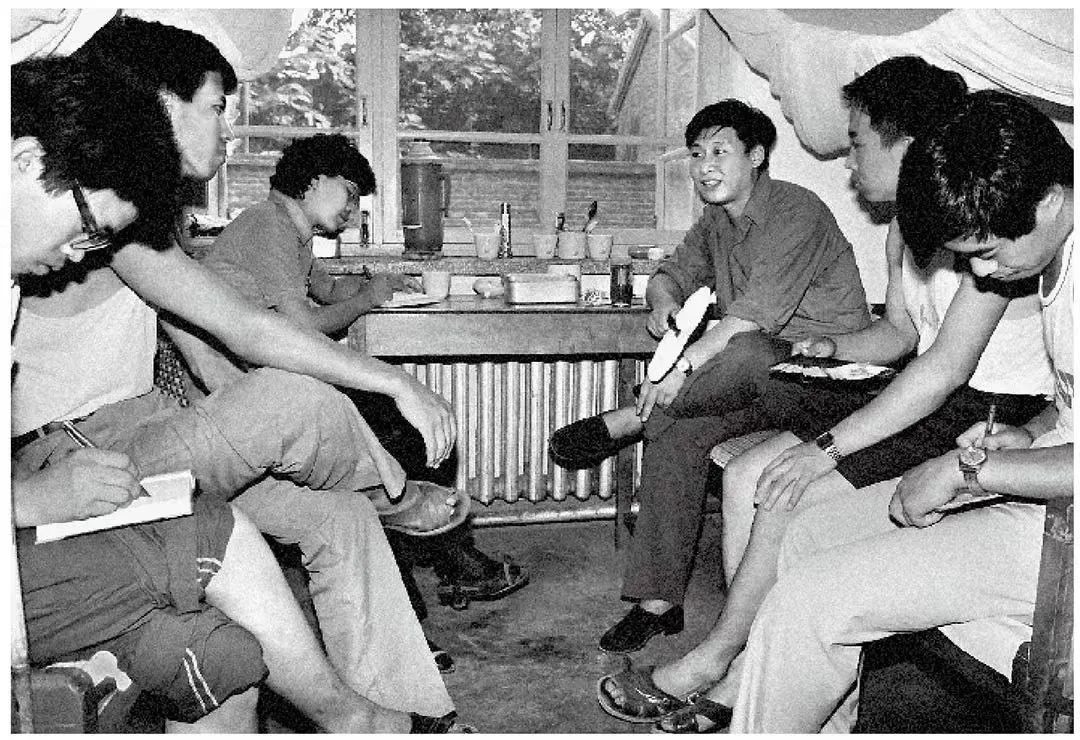1984年7月29日，習(xí)近平與中國(guó)人民大學(xué)暑期社會(huì)實(shí)踐團(tuán)成員在正定縣政府招待所宿舍座談。（圖源：《習(xí)近平與大學(xué)生朋友們》）