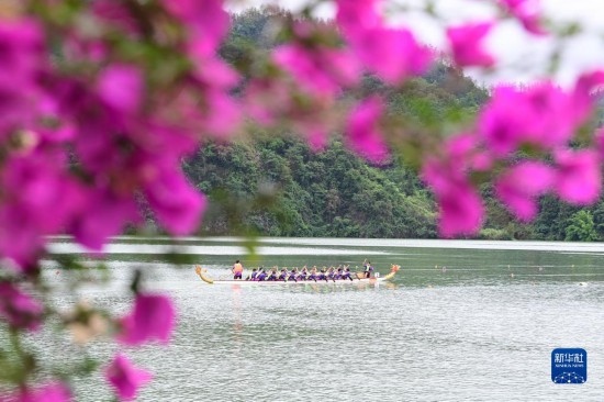 6月22日，重慶市酉陽土家族苗族自治縣酉水河鎮(zhèn)河灣村，參賽選手進(jìn)行龍舟比賽。