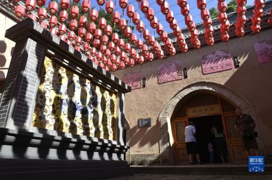 6月23日，游人在三門(mén)峽市陜州地坑院景區(qū)內(nèi)游覽。