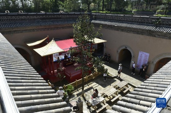 6月23日，游人在三門(mén)峽市陜州地坑院景區(qū)內(nèi)游覽。