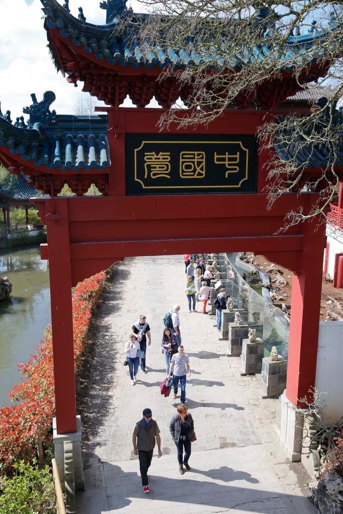 在比利時天堂動物園的中國園，游客從牌樓下走過。