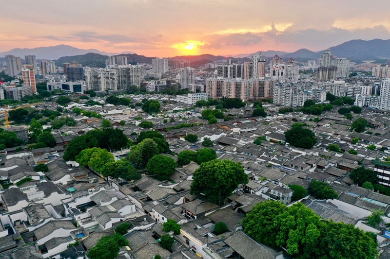 2021年7月10日，夕陽(yáng)映照下的福州三坊七巷文化歷史街區(qū)。