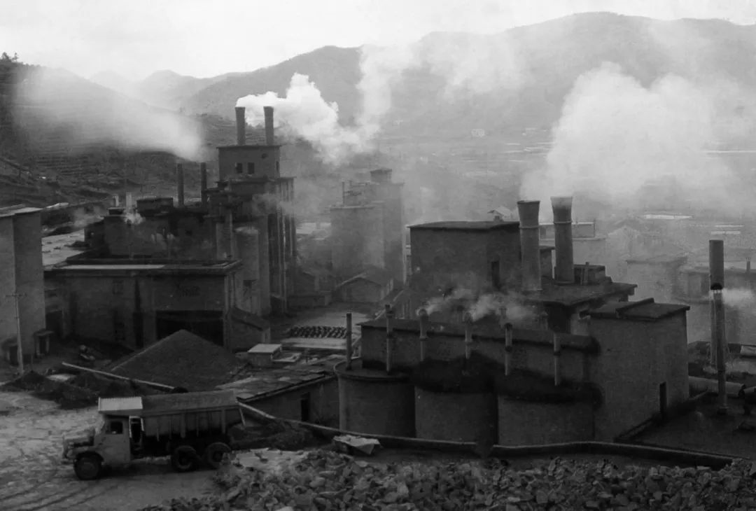 上世紀(jì)80年代，余村開礦山、辦水泥廠。（圖源：安吉縣委宣傳部）