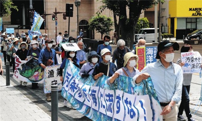 6月20日，日本民眾在福島縣政府周圍舉行抗議活動(dòng)，強(qiáng)烈反對(duì)核污水排海計(jì)劃。（圖片來源：《東京新聞》）