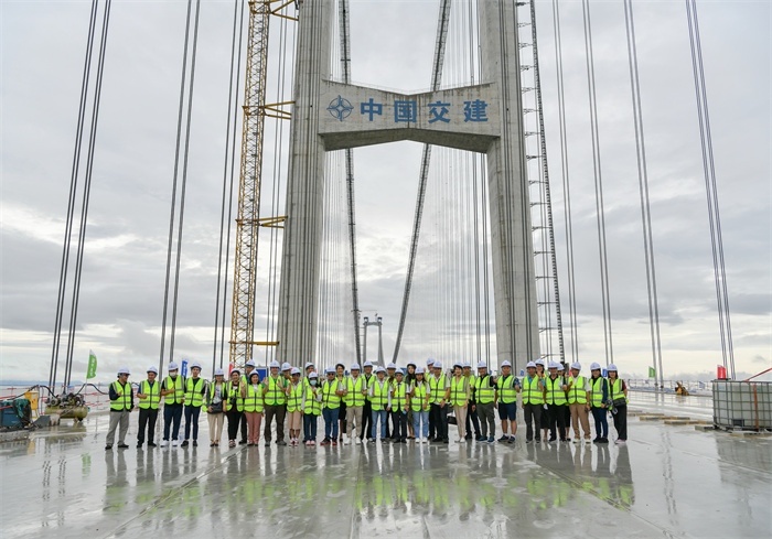 瀾湄六國媒體記者代表在建設(shè)中的深中通道伶仃洋大橋施工現(xiàn)場合影。（中交集團(tuán)供圖）