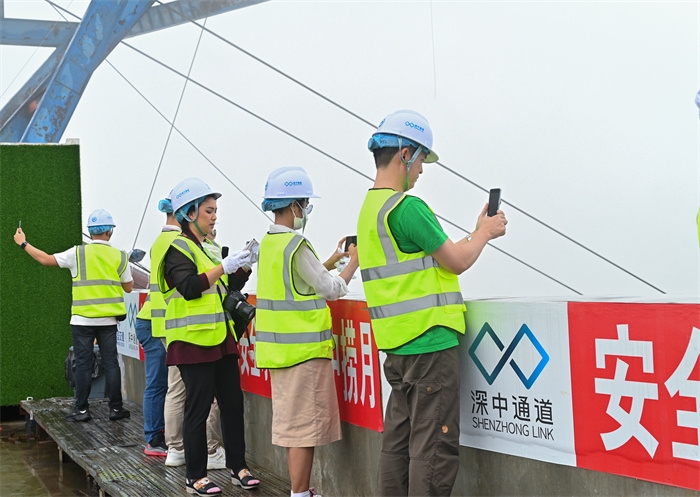 瀾湄六國媒體記者代表在建設(shè)中的深中通道伶仃洋大橋270米高塔之上拍照。中交集團(tuán)供圖