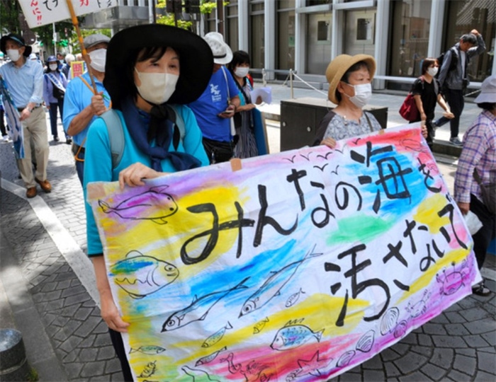 2023年6月20日，日本民眾在福島縣政府周圍舉行抗議活動，強烈反對核污水排海計劃，呼吁保護漁業(yè)資源。圖片來源：《朝日新聞》