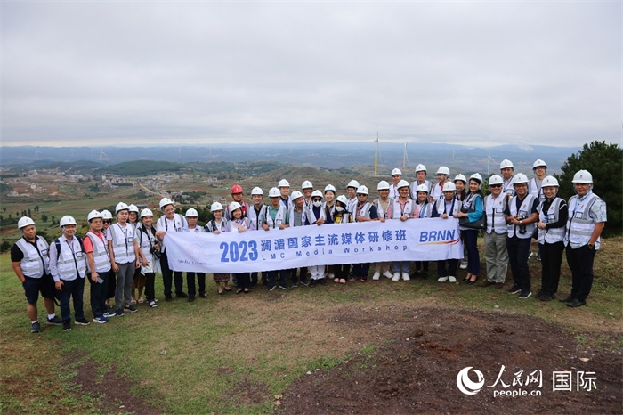 瀾湄記者團(tuán)在富源西風(fēng)電基地合影留念。人民網(wǎng) 李發(fā)興攝